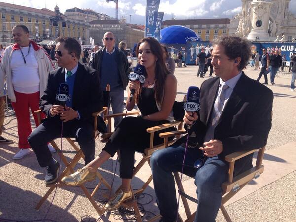 taniarin's tweet photo. En vivo con @CentralFOX_nor desde el Champions Festival #Plazadecomercio http://t.co/e9P5AtJ7Du