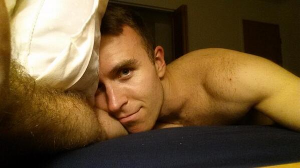 GayestPorn's tweet photo. Big bed is so empty #amateur #empty #gay http://t.co/NOveOs3lz5 http://t.co/XizgMoHGlY
