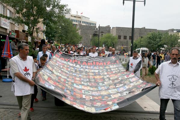 Kayıp yakınları ‘Kayıplar Haftası’nda JİTEM’in merkezine yürüdü ihddiyarbakir.org/Haberler.aspx?…