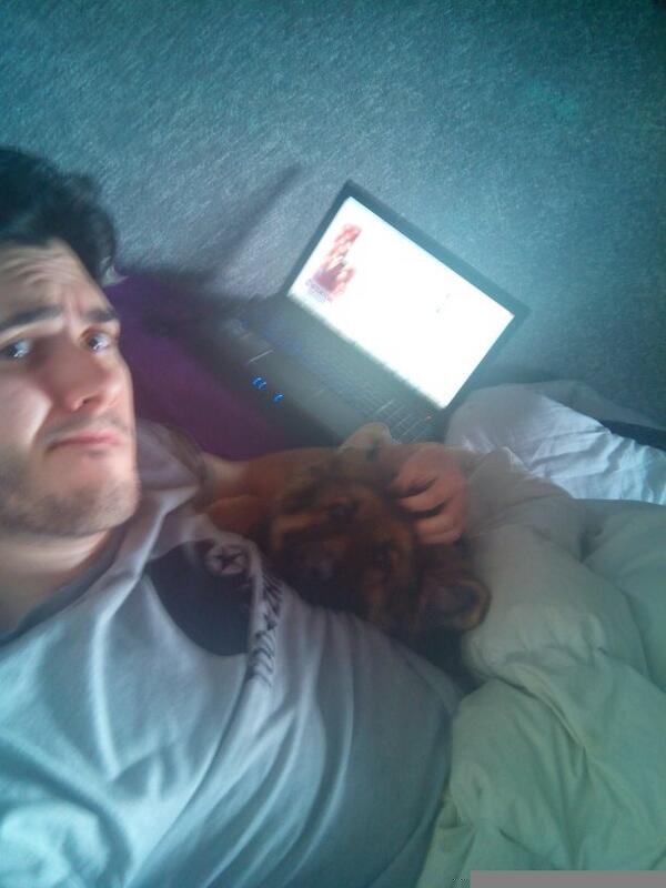 Wismichu's tweet photo. Menuda perra me está haciendo compañía en cama http://t.co/Rkdbx93R3l