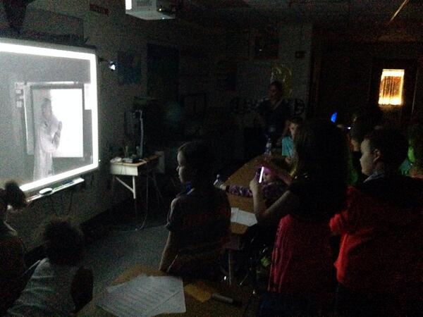 WWCSDTeachTech's tweet image. Learning about light science with glow sticks!