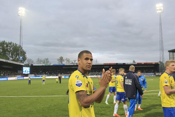 SCCambuurLwd's tweet photo. Bedankt voor het afgelopen jaar en veel succes bij je nieuwe club Ramon! #Cambuur #Utrecht #Eredivisie http://t.co/JVDpF5DsKa