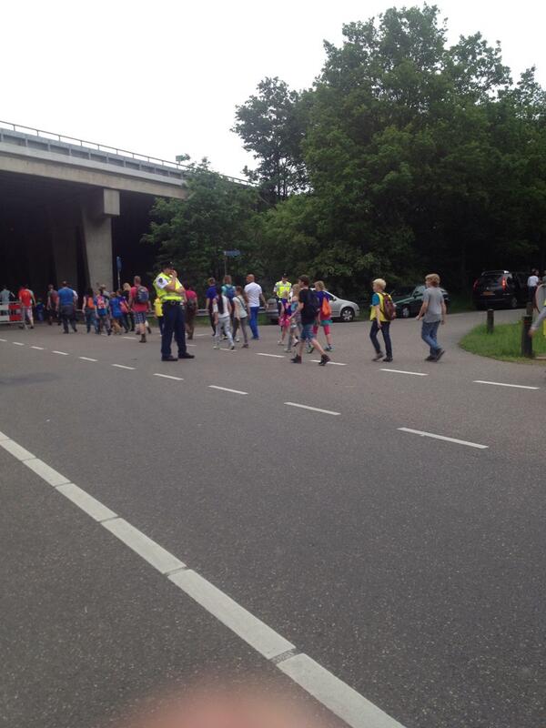 A4DUgchelen's tweet photo. Iedereen is weer (bijna) veilig en droog binnen http://t.co/xOcnkGdvUN