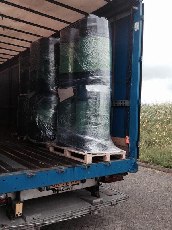 MITBouw's tweet photo. Vandaag vrachtwagen geladen met flex zonnepanelen voor defensie kamp Mali opdracht van @zonel_info http://t.co/LEaSaf03k1