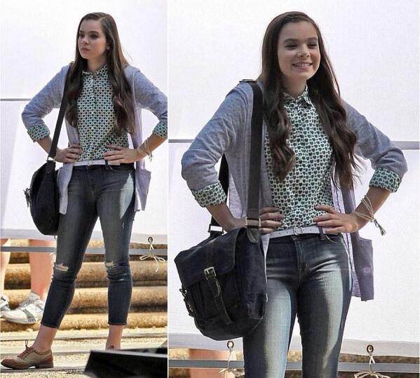 HaileeSfBotTH's tweet image. Hailee Steinfeld on set Pitch Perfect 2.