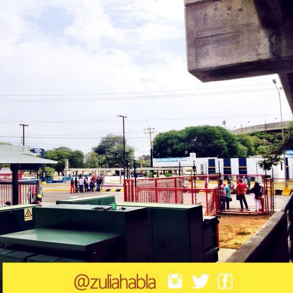 Resiste_Zulia's tweet photo. RT @zuliahabla Situación en URBE (3:30pm) #22M http://t.co/TMN18mvO0j
