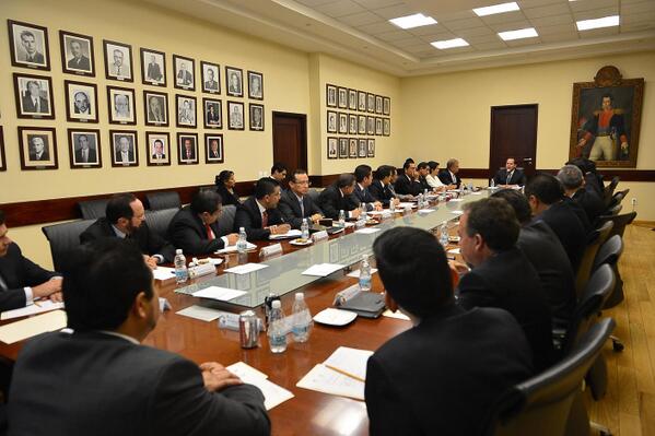 eruviel_avila's tweet photo. En reunión de planeación y evaluación del trabajo con mis compañer@s de gabinete. http://t.co/cySPU2Ygl0
