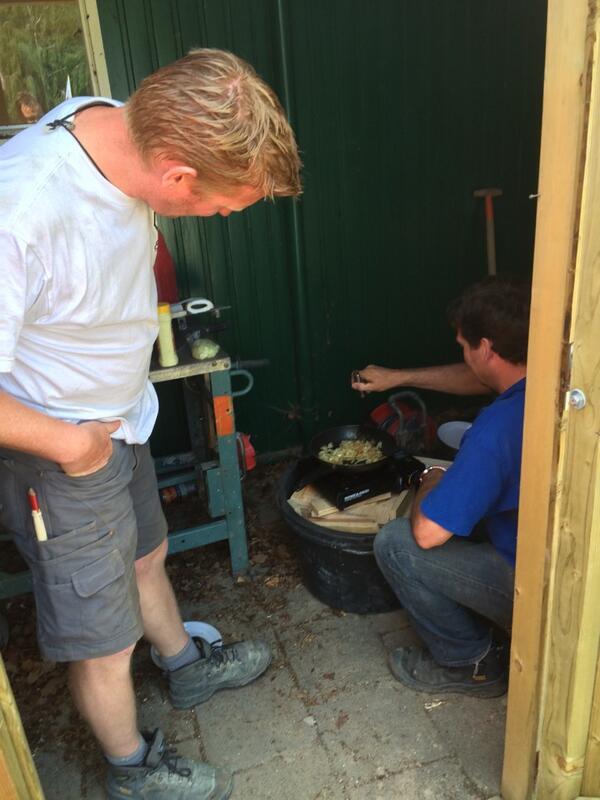 GroothuisJ's tweet image. @siebertinstall is riool aan het leggen voor nwb#montessori @GroothuisBG v inwendige mens wordt ook goed gezorgd😊