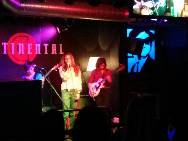 Stagesurfing's tweet photo. Disfrutando de las jovencísimas @thecrabapples en la sala #continental de #bcn Esto es actitud!! #molando http://t.co/8cWAyX1MEF