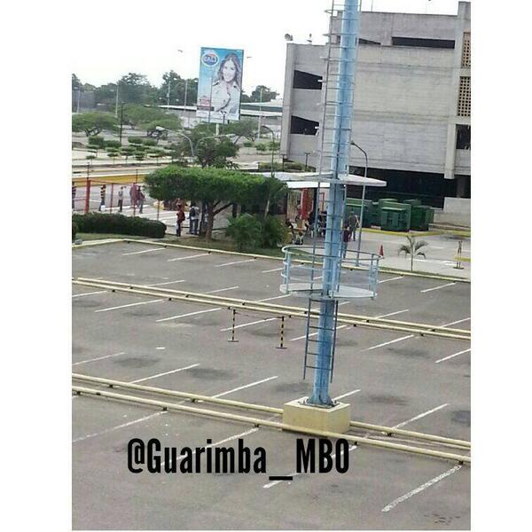 Guarimba_Mbo's tweet photo. #URBE a esta hora. Seguimos esperando a los esbirros. #Maracaibo @ResistenciaMbo @ElZulia @RCTVenlinea @RebeldiaCivil http://t.co/VFruuuLxdn