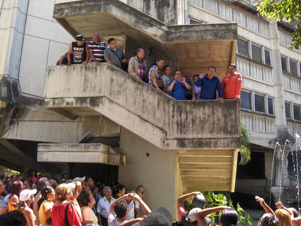 Aquiles2801's tweet photo. .@AlcaldePedroB1 .@TareckPSUV .@NicolasMaduro .@OCVSudantex Necesitamos PERMISO DE CONSTRUCCIÓN MAYOR. http://t.co/dB8ATfq19H