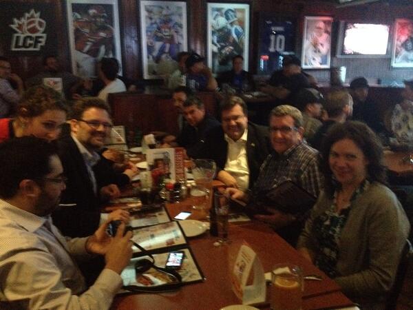 DenisCoderre's tweet photo. Avec mes collègues  @MPedneaudJobin et @equipelabeaume nous regardons le match du Canadien à #Gatineau #GoHabsGo ! http://t.co/RaWLvhXj3u”