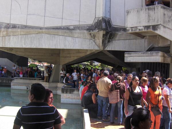 Aquiles2801's tweet photo. .@TareckPSUV .@NicolasMaduro La .@OCVSudantex esperando q .@AlcaldePedroB1 facilite PERMISO DE CONSTRUCCIÓN MAYOR. http://t.co/bFWYgPH14q