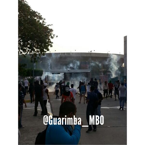 Guarimba_Mbo's tweet photo. COMIENZAN A LANZAR BOMBAS LACRIMÓGENAS #URBE #MARACAIBO 5:50pm @ResistenciaMbo @ReporteYa @ElZulia @RebeldiaCivil http://t.co/18gJC6YQ5M
