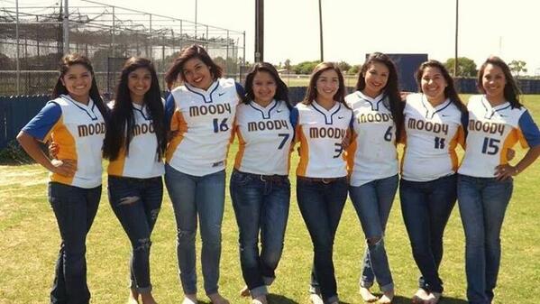 moody_softball's tweet photo. BAND OF SISTERS.. http://t.co/Kr4c3X1RZA