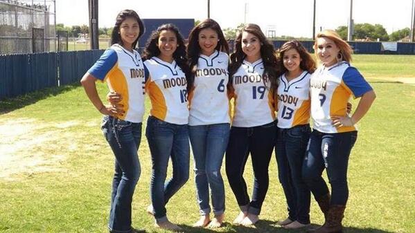 moody_softball's tweet photo. BAND OF SISTERS.. http://t.co/Kr4c3X1RZA