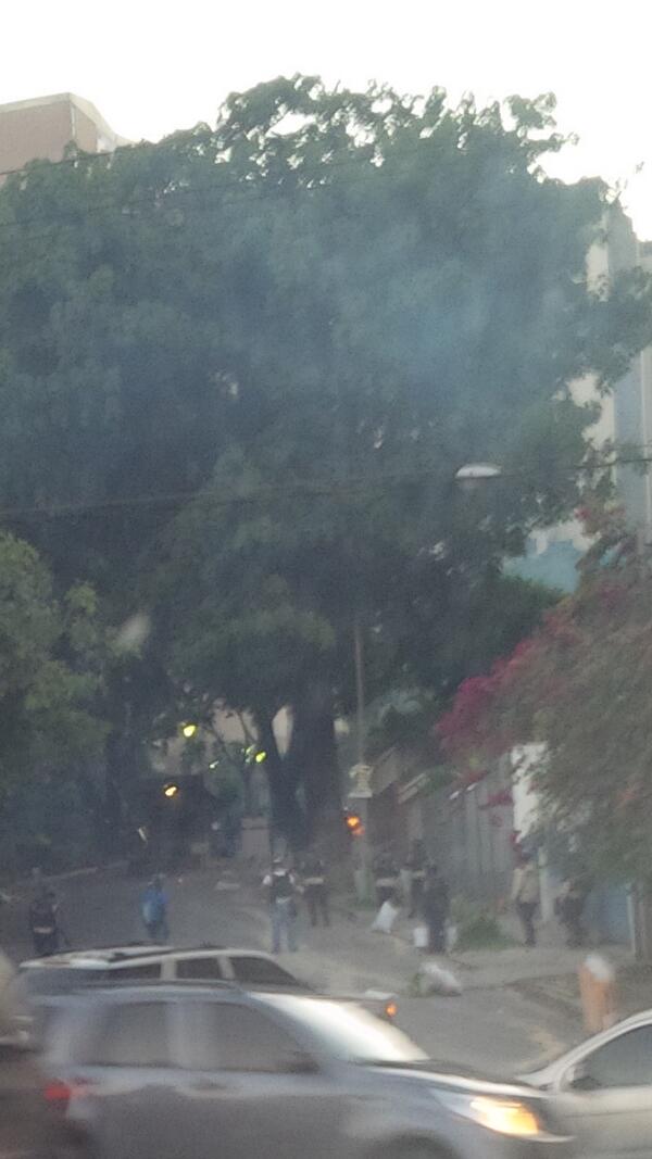 ReporteYa's tweet image. #22M 6:20 pm Entrada a Santa Fe Sur. PNB ataca con gases #Baruta Vía: @mtalvarez64  reporta @jpzeppenfeldt