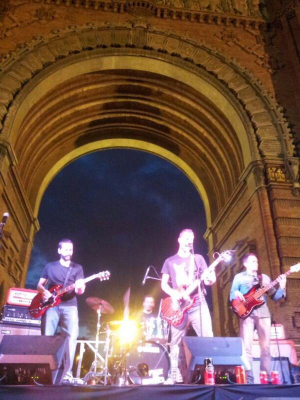 RussianTits's tweet photo. Tocando bajo el Arc del Triomf. Bastante torrijas. http://t.co/FhWEhmKyUo