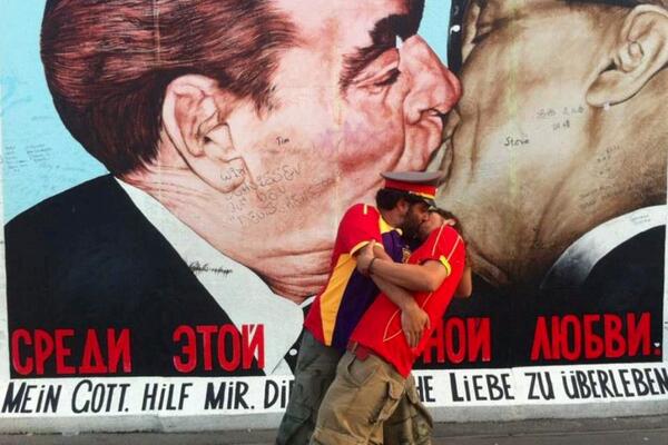 zipposteas's tweet photo. #hastaelgarganchon #break the wall    #peaceandkiss @EnElAireAB #enelaire94 http://t.co/FjisuZJjf2