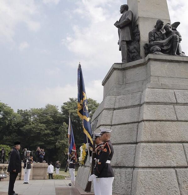 Presiden SBY letakkan karangan bunga di Rizal Monument sbg penghormatan kpd Pahlawan Nasional Filipina.