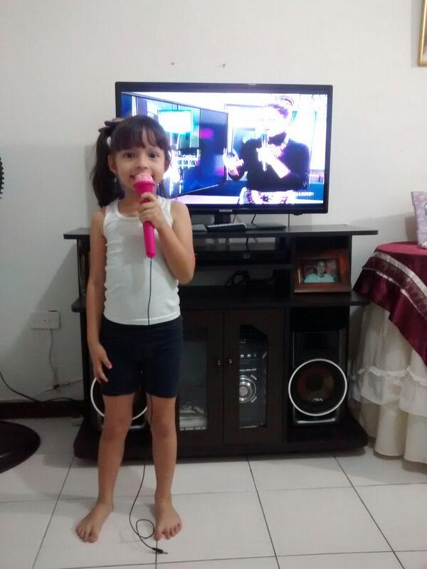MpNicoledavid19's tweet photo. @ViendoYoMeLlamo fan número uno mi hija Sara Nicole. http://t.co/9KkBBbMRx4