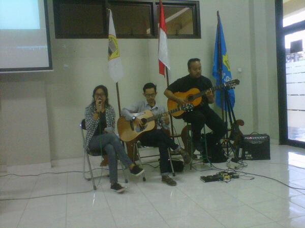 OK, barusan dibuka sama kak @tonk_d_b  &amp; @ershaRTA nihh tweeps :3 #SeminarKewirausahan #FTIKJOSS