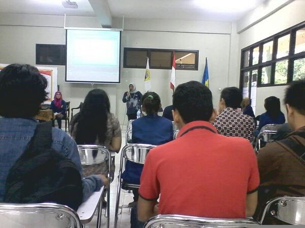 Suasana seminar saat acara secara resmi dibuka oleh Dekan FTIK.