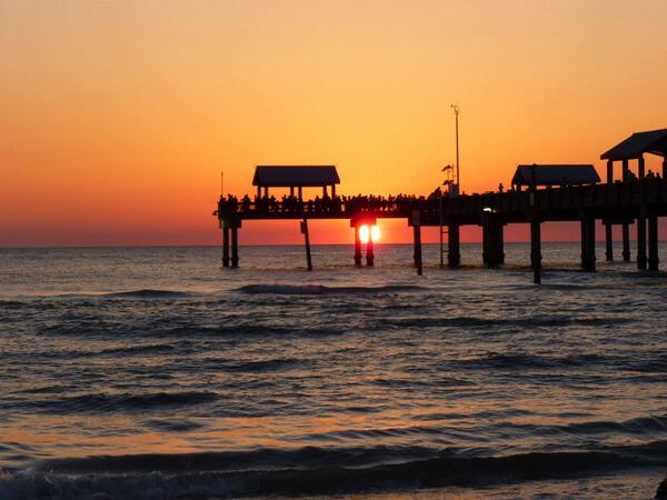 Dazzling sunset at Pier 60 in #Clearwater tonight. More heat. More sun on way. @VSPC <a href="/BeachChamber/">Clearwater Beach #1 Beach in America</a> #flwx