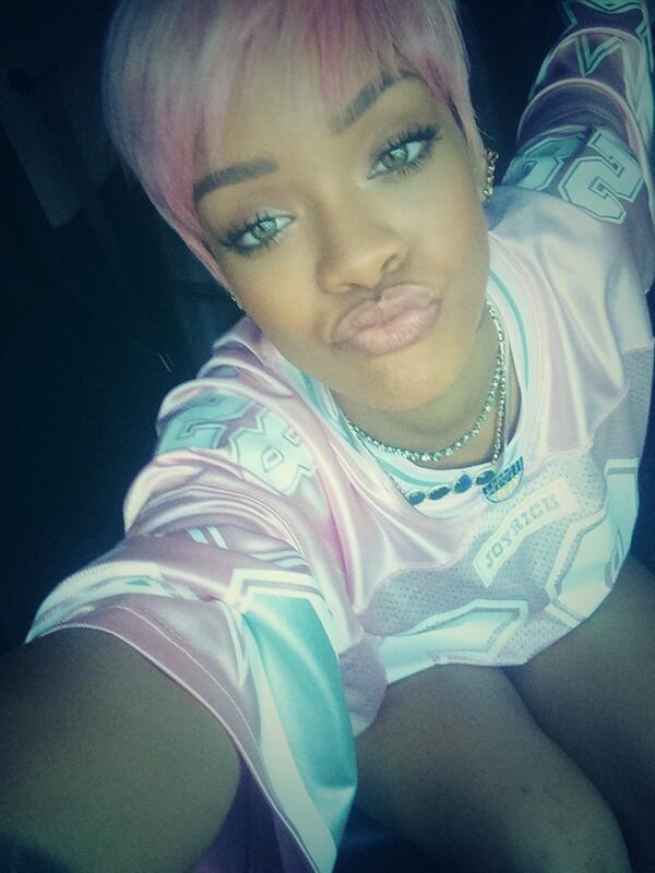 rihanna's tweet photo. Ghetto. http://t.co/2tZNwGuLah