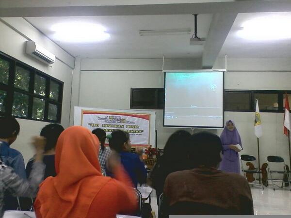 Mbak Ririn dari komunitas Tangan Di Atas Semarang mulai memberikan materinya.