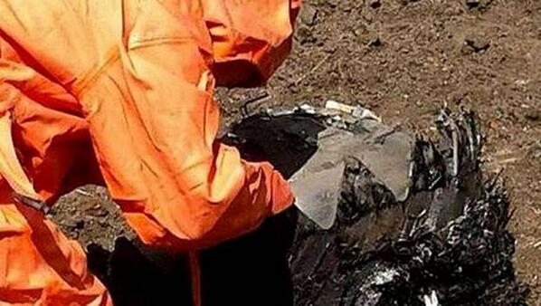 24HorasTVN's tweet photo. Aclaran procedencia de supuesto OVNI caído en China. http://t.co/6a40VOx8qa http://t.co/ncspLmuxZe