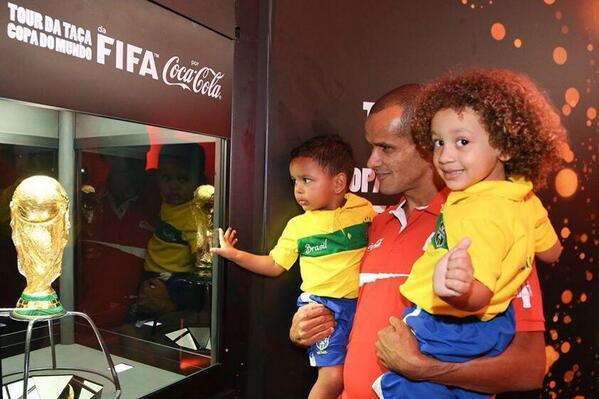 Rivaldo mengendong Thiago Silva dan David Luiz :D