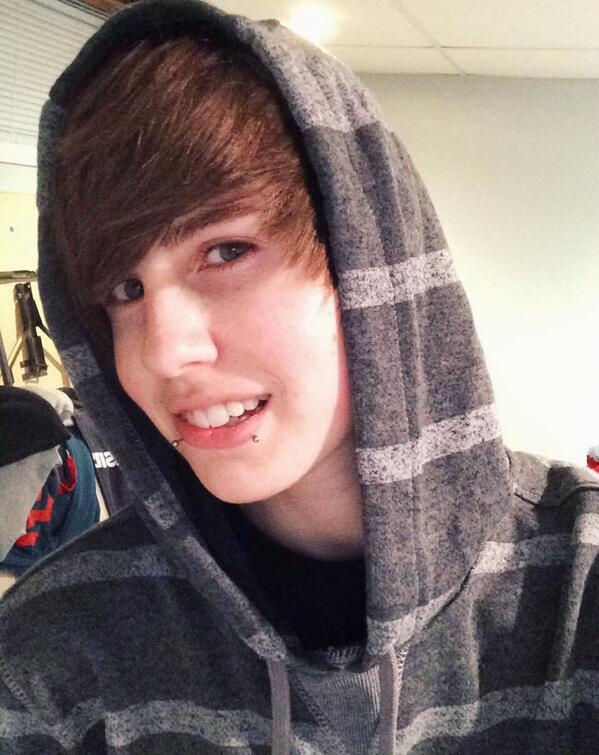 lukewaale's tweet photo. smiling for my fothermuckers 💙 http://t.co/m2OREgvcsf