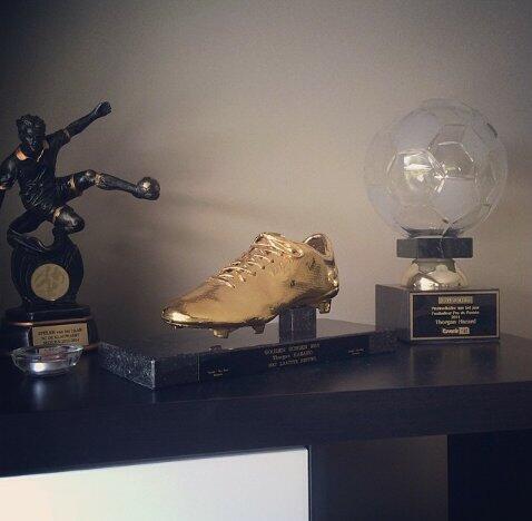 Ada yang tau 3 penghargaan ini punya siapa....?