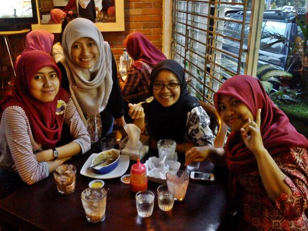Icha_Ell's tweet photo. Truly miss this quality time mbels @jazilaaah @IrineJayanti @camelcriwiz http://t.co/MpIUQJKvIU