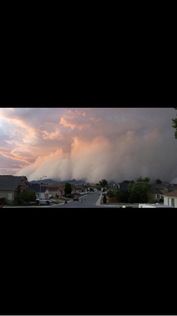 _brandon_c_'s tweet image. 2 days of steady rain and we get a dust storm warning?! What the heck is going on? #sierraproblems #crazyweather