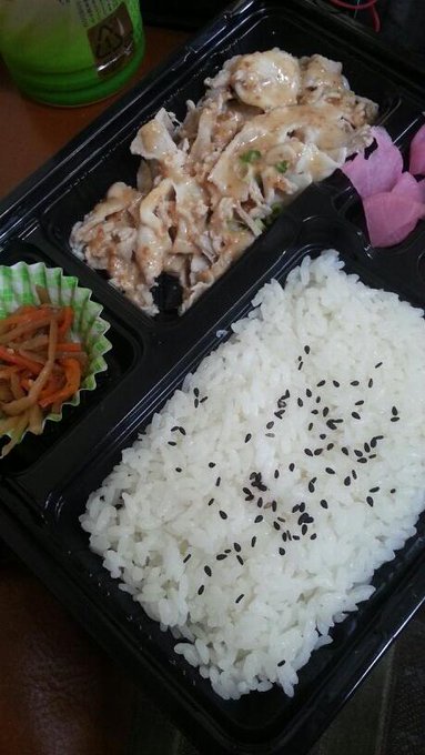 ( ﾟ&forall;ﾟ)ｏ彡&deg;おひる！おひる！ http://t.co/SxJNUXDEr0