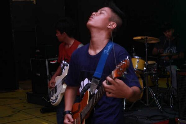 Salah satu gitaris terkeren dengan band cadasnya sudah memakai salah satu katolog kita #MGWRstore mari di order