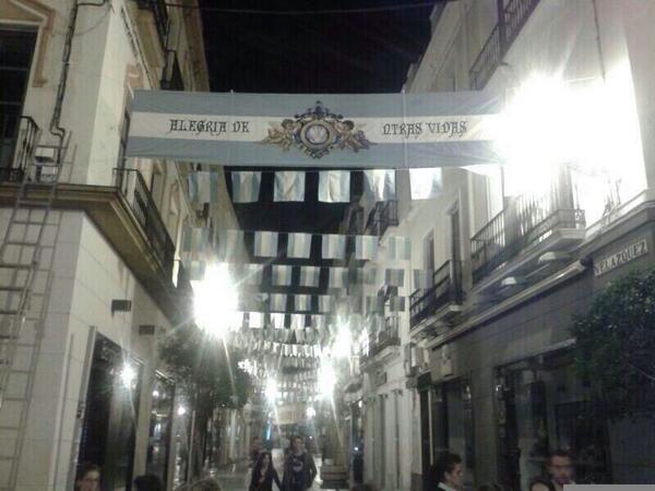 DominguezArjona's tweet photo. ¿ Esto es #Sevilla o Cantillana ? Exhorno de la calle Velazquez para el maraton macareno #Sevillahoy http://t.co/yWorIQqRoz