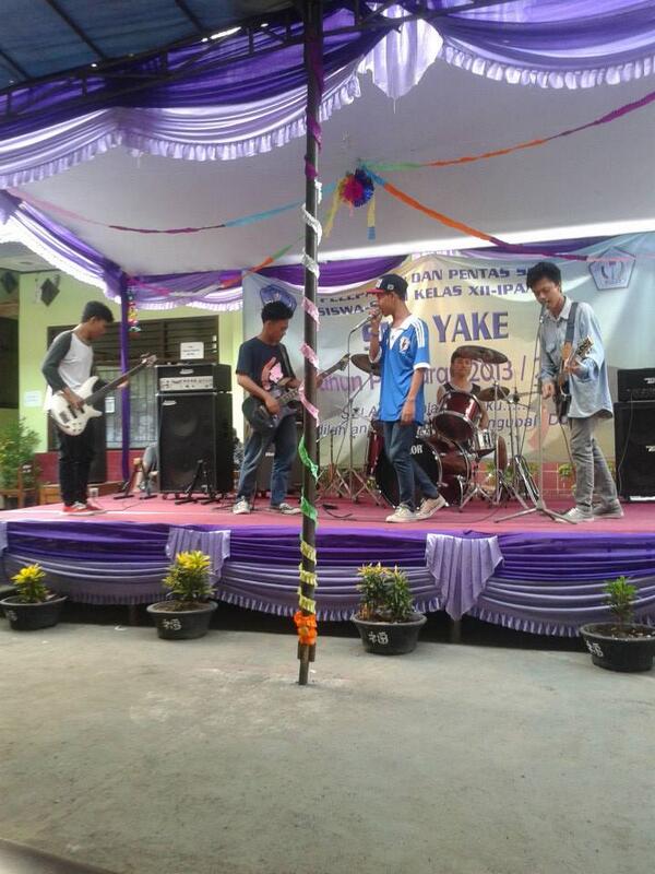 icodsaurus's tweet photo. awkward! @SNT_Jkt http://t.co/ADALGLdLeW