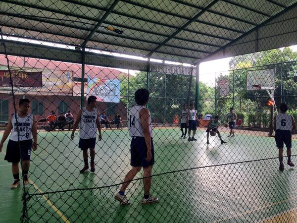 Para pemain Basket trisakti Teknik sesang melakukan pemanasan dilapangan #IBSSuperCup6 #IBSSuperCup6 #IBSSuperCup6