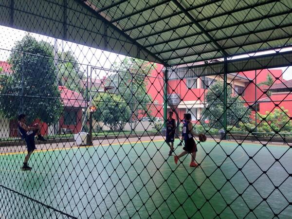 Para pemain basket STP Sahid sedang melakukan pemanasan dilapangan #IBSSuperCup6 #IBSSuperCup6 #IBSSuperCup6