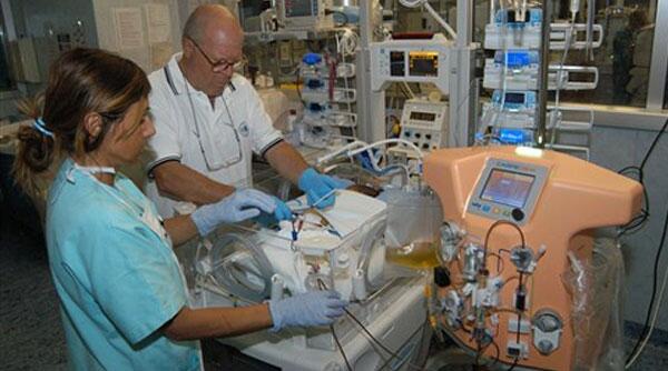 IndianExpress's tweet photo. Now a mini dialysis machine for babies http://t.co/Tlq9WDWbcS #infanthealth http://t.co/mEst2Fx7Bc