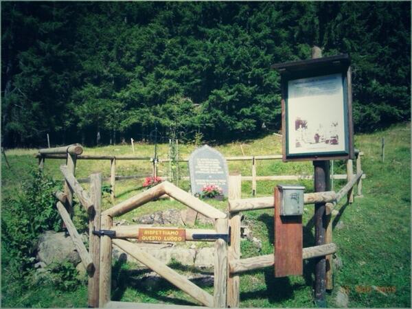 sistomb's tweet photo. Cimitero militare di Predazzo: qui fu tumulata la salma di #Sisto (via @3aturati) http://t.co/Fdn3TdyYmy
