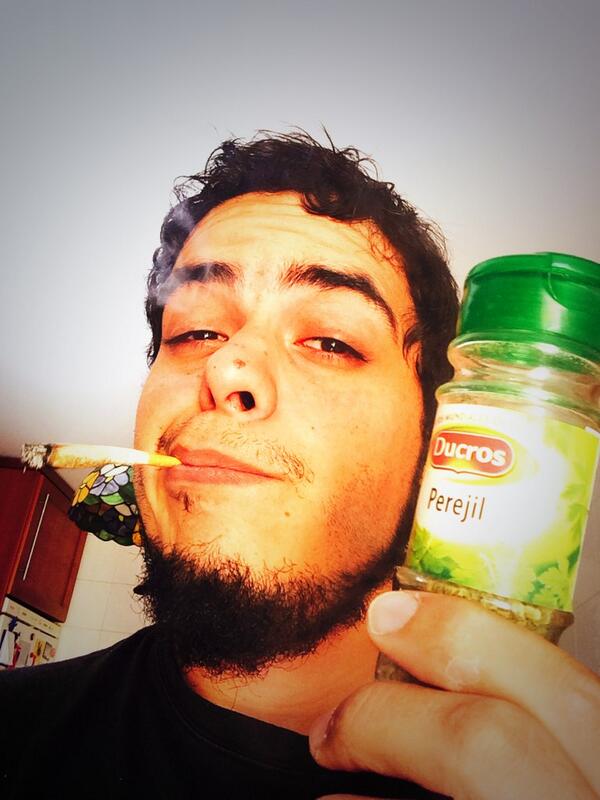 davidsainz's tweet photo. Ey... No es lo que pensáis... Es perejil! #TuiteaParaEvitarElTalego sé que llego tarde pero no. http://t.co/vj2qN2rpQE