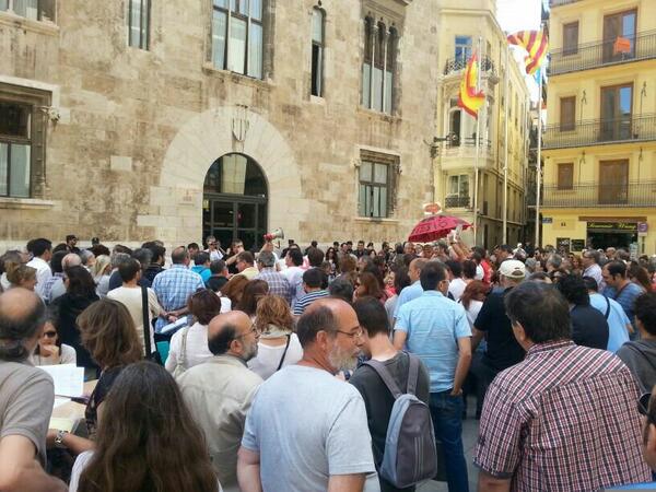 CompromisVLC's tweet photo. Comença la concentració d treballadors de RTVV amb un agraïment especial a Compromís. Entre tots farem @rtvENvalencia http://t.co/k3dnWXGKWF
