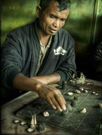 ehginting's tweet image. Btw, siapa yg bisa memainkan catur Karo? #karonese #chese