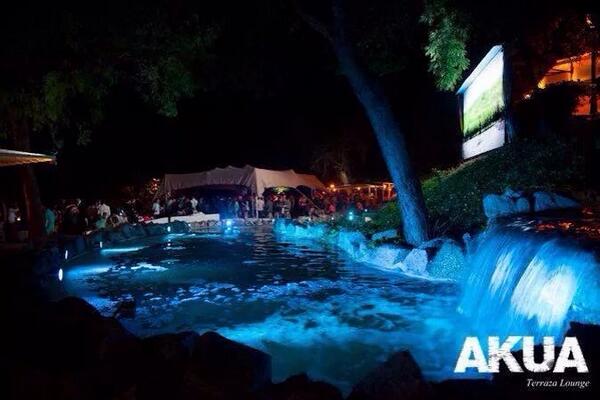 RoberOrtiz_'s tweet photo. Esto es lo que nos espera este verano, vuelve el paraíso veraniego!!
Un oasis en pleno centro #AKUA #30mayo #Veranito http://t.co/pOlLsHggNd
