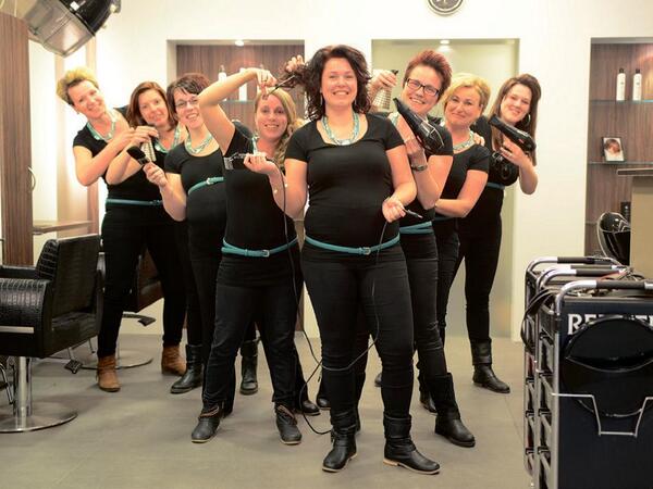 Ons team ziet u graag tegemoet in onze salon in het winkelcentrum Urkerhard.