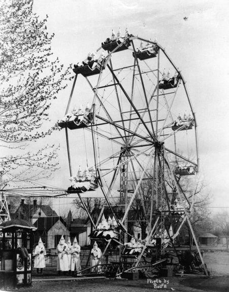 RetroVisor_Foto's tweet photo. Los miembros del Ku Klux Klan se divierten en la noria vía @TheMysteryWorld #FotosconHistoria http://t.co/36a6eOftsm